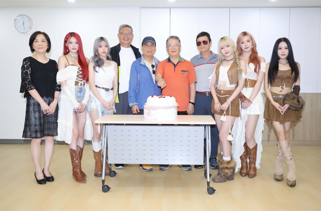超實力女團 「ELL&s」推出首張EP!化身公益大使 與老人中心爺奶慶祝父親節