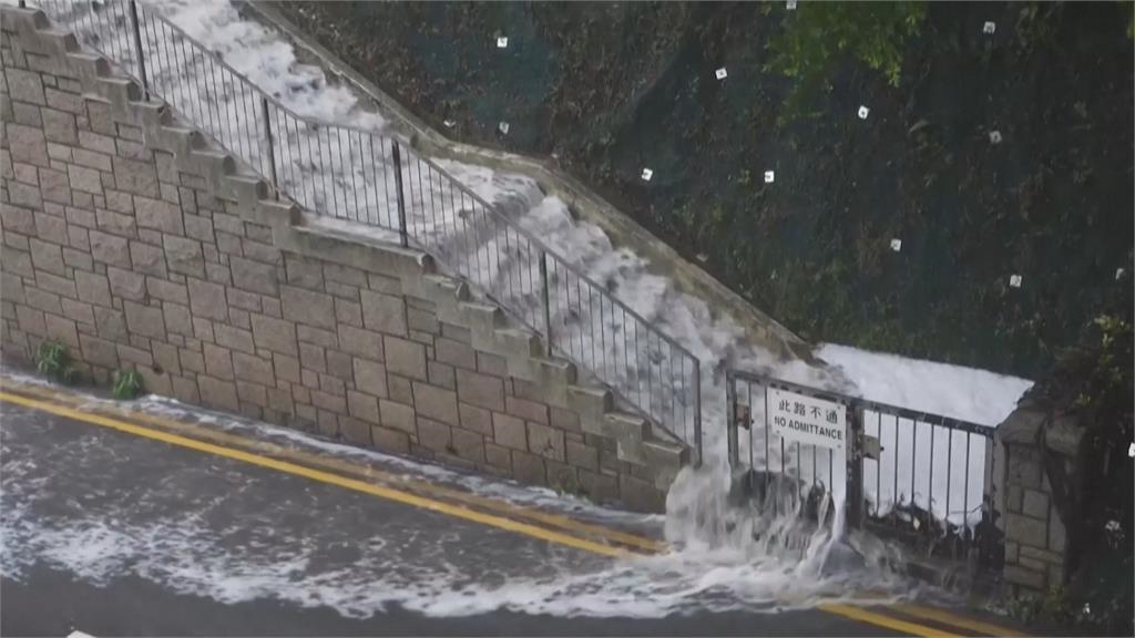 西南氣流襲香港單日雨量破紀錄　汽車淹到滅頂、緊急停課