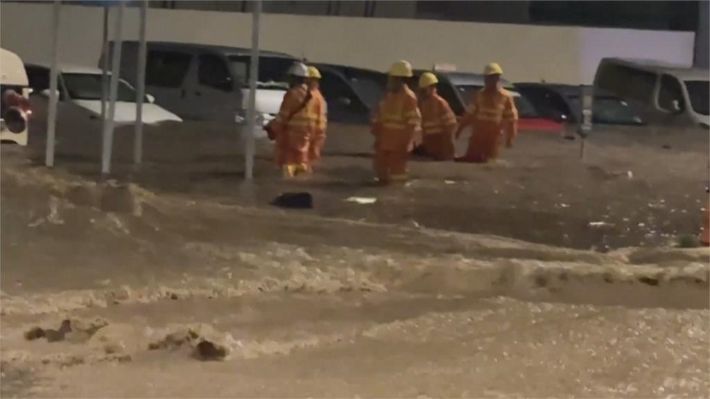 西南氣流襲香港單日雨量破紀錄　汽車淹到滅頂、緊急停課