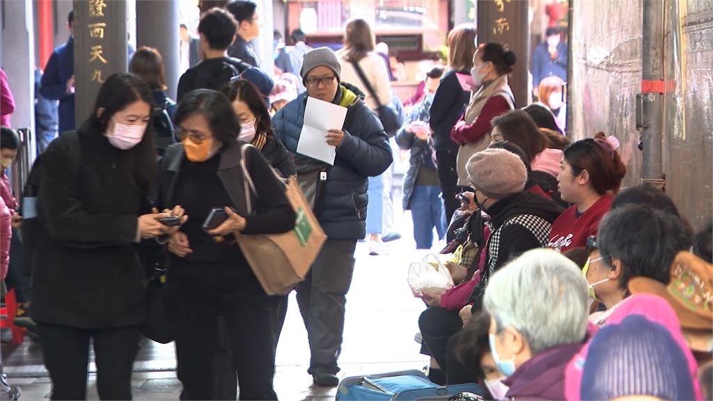 龍山寺保全、志工解說拜拜流程!他驚見「全程日英語」網揭超猛背景:民間高手