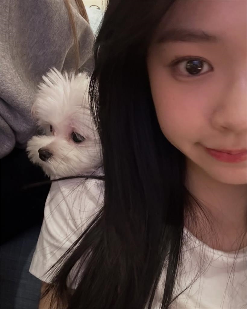 髮香來尬聊(圖影)/集萬千寵愛於一身!樂天小忙內貝佳頤為狗痴狂成「狗狗通靈少女」