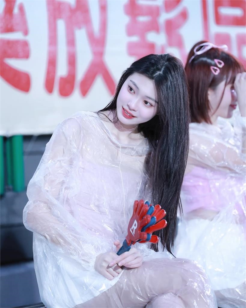 髮香來尬聊(圖影)/集萬千寵愛於一身!樂天小忙內貝佳頤為狗痴狂成「狗狗通靈少女」