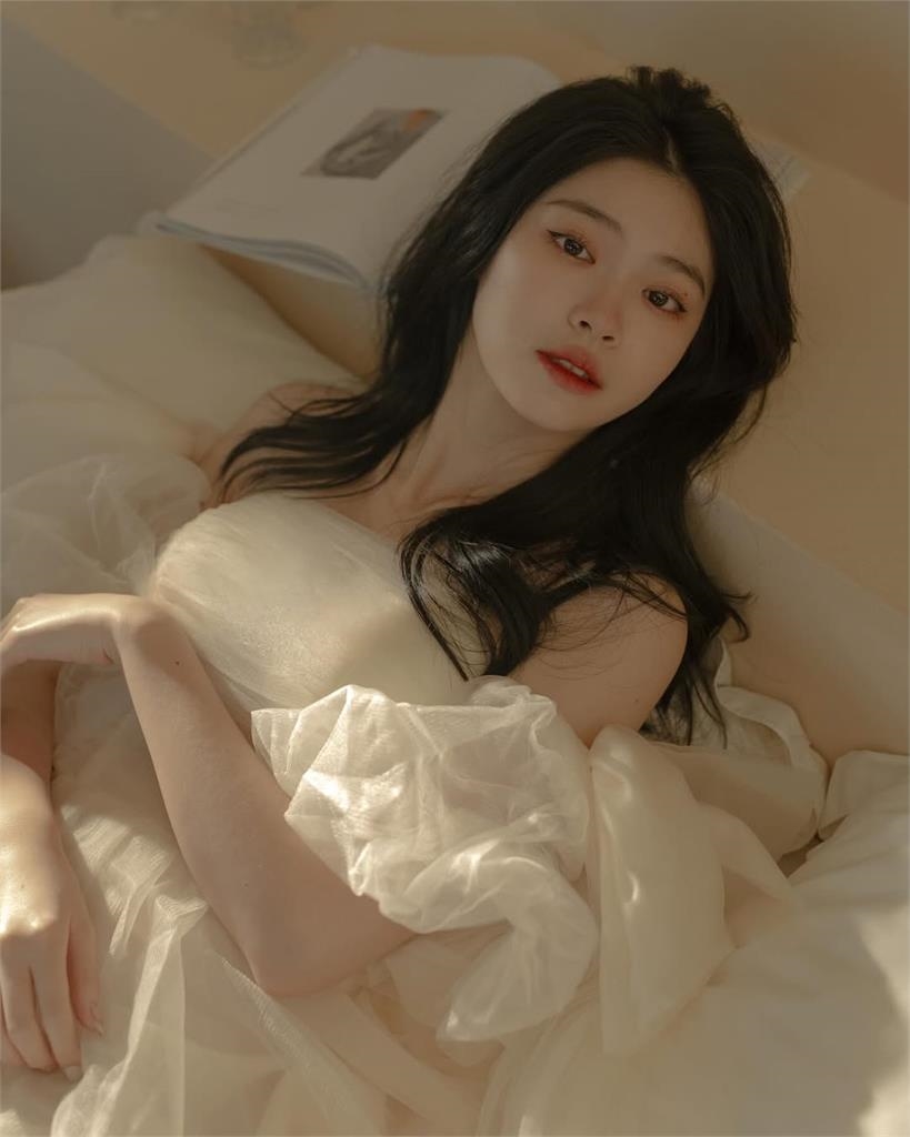 髮香來尬聊(圖影)/集萬千寵愛於一身!樂天小忙內貝佳頤為狗痴狂成「狗狗通靈少女」