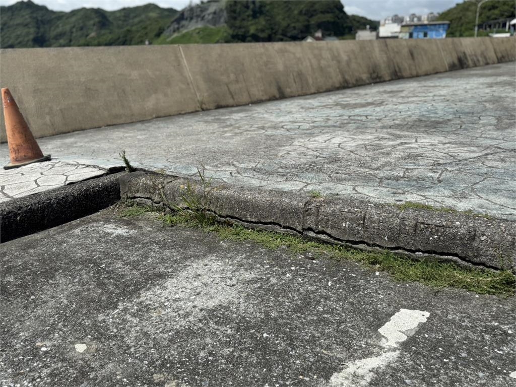 快新聞/危險!基隆潮境公園海堤掏空 志工巡守踩空慘骨折