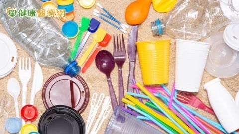 塑膠顆粒入侵恐傷腎、傷心　醫籲：避免使用一次性餐具