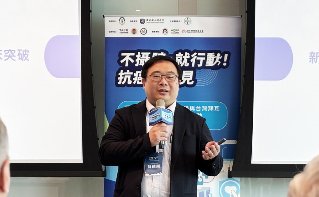 蘇柏榮醫師指出，攝護腺癌治療已從傳統化療進展至新型口服荷爾蒙抑制劑，建議治療策略前移至去勢敏感性期，以延長存活時間。若等到轉為去勢抗性期，中位存活僅約18個月，新藥效益有限。健保目前已給付高風險族群合併治療，並建議初診即進行基因檢測，提升後續治療規劃。