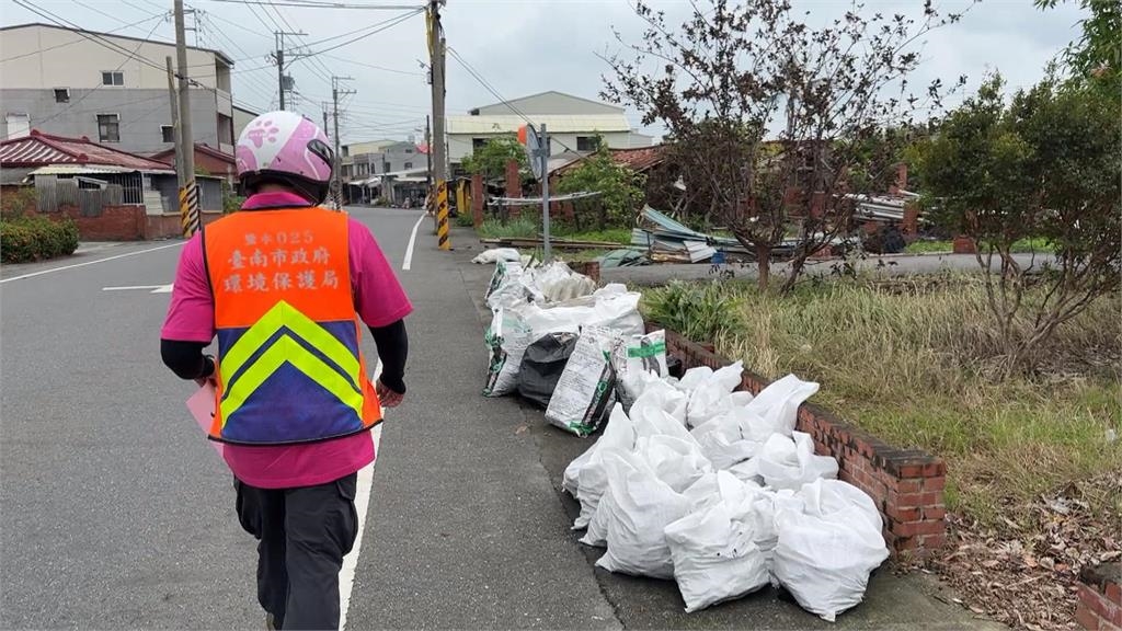 颱風釀台南老建宅「石棉屋頂」破損！　環保人員鄰里巡邏貼紅單