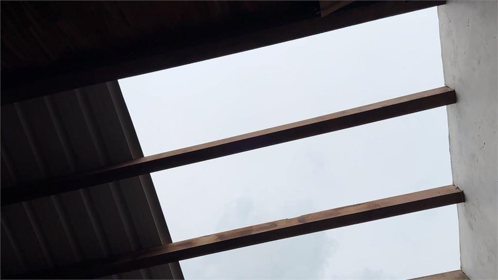 颱風釀台南老建宅「石棉屋頂」破損！　環保人員鄰里巡邏貼紅單