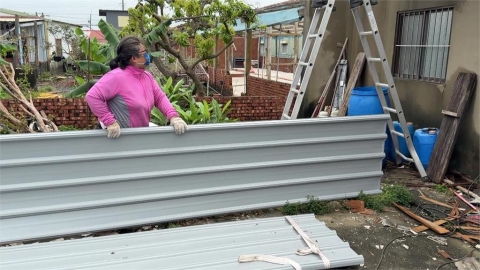 颱風釀台南老建宅「石棉屋頂」破損! 環保人員鄰里巡邏貼紅單
