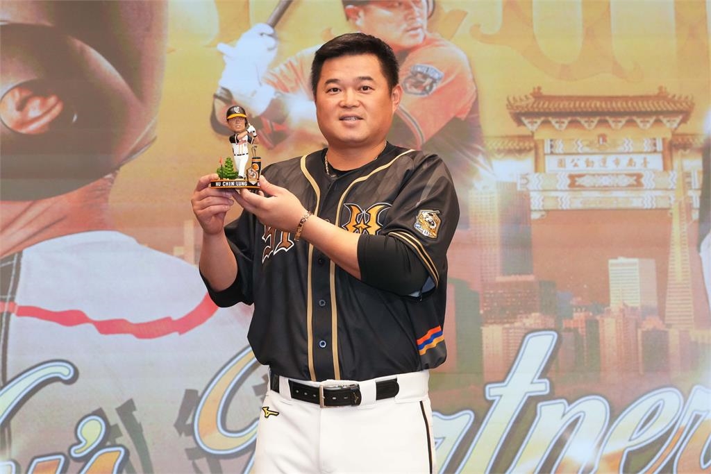 中職(影)／引退公仔變「高爾夫」選手！胡金龍曝「若沒返台可能留美打高爾夫」