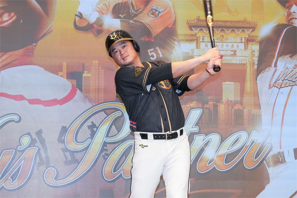 中職(影)／引退公仔變「高爾夫」選手！胡金龍曝「若沒返台可能留美打高爾夫」