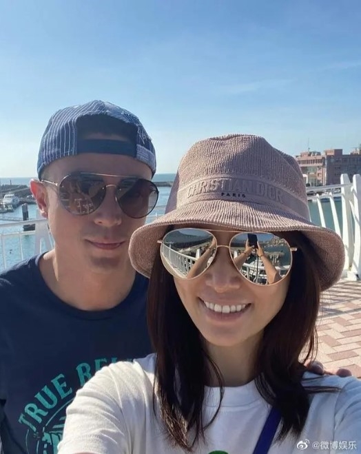 林心如慶結婚9周年低調放閃!紅酒杯倒影「藏玄機」閃瞎粉絲