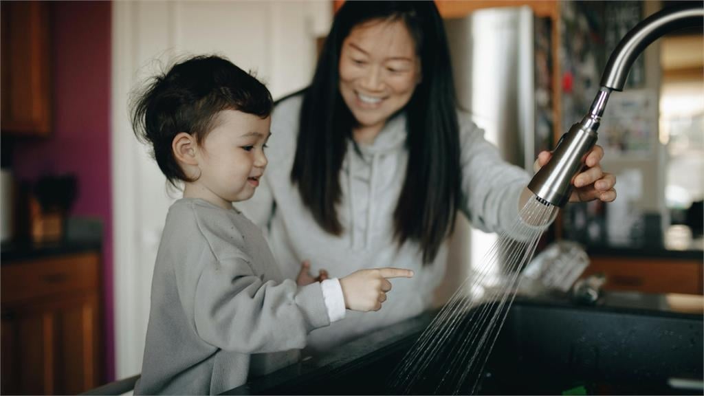 碰完鍵盤細菌超危險！醫師曝驚人實驗「吐司黑化」：黴菌全吃下肚