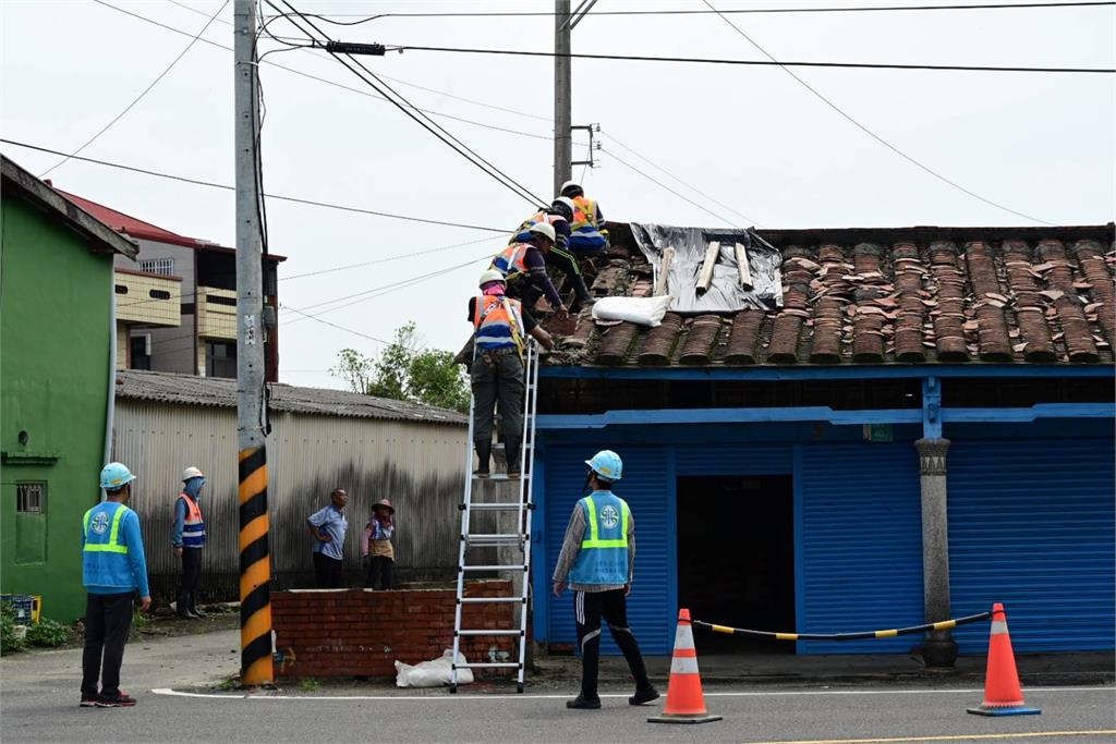 風災水災重創南台灣 台水助災民修屋頂