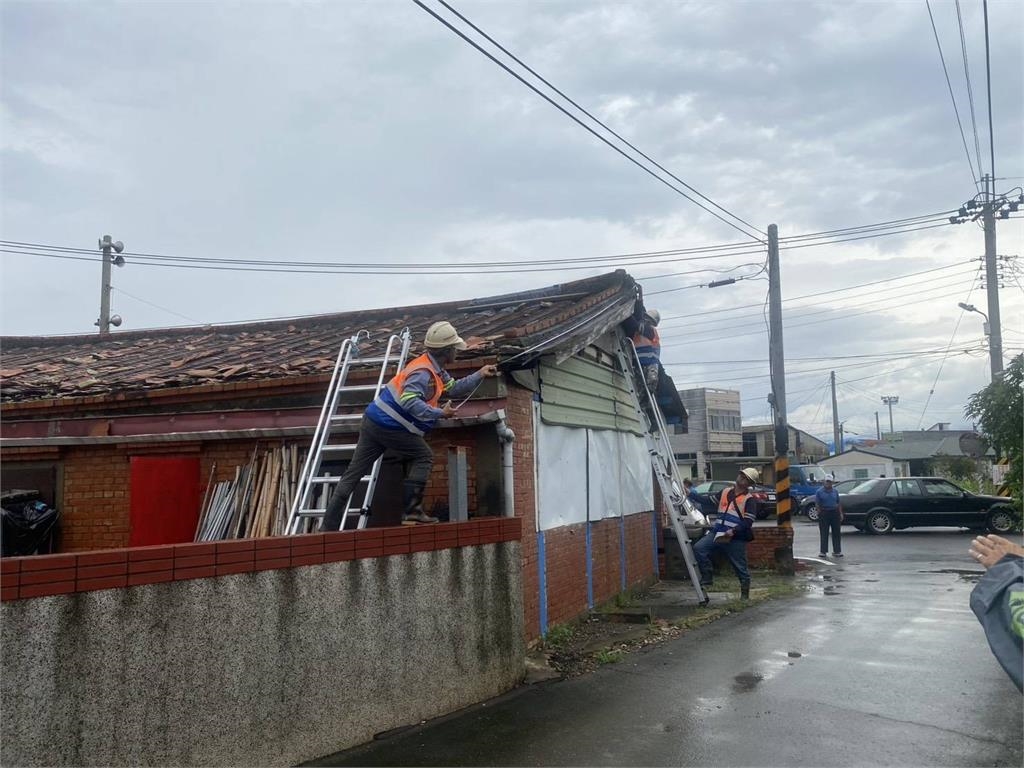 風災水災重創南台灣 台水助災民修屋頂