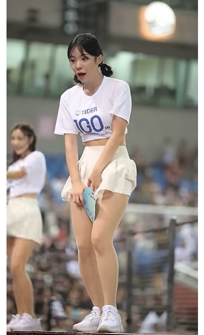 李多慧「走光畫面」全流出!強風襲擊裙襬掀「全白閃光彈」影片飆破億觀看