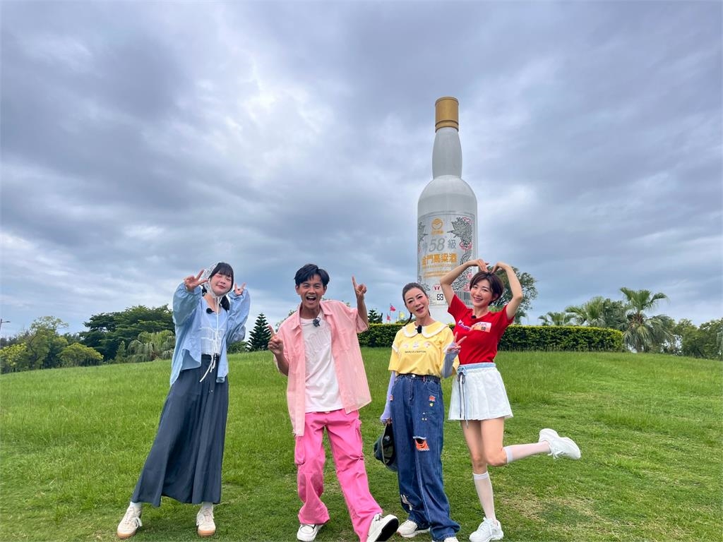 《綜藝新時代》籃籃品嘗二鍋頭讚嘆像是被親嘴唇的觸感！阿翔直球發問「對象是誰」