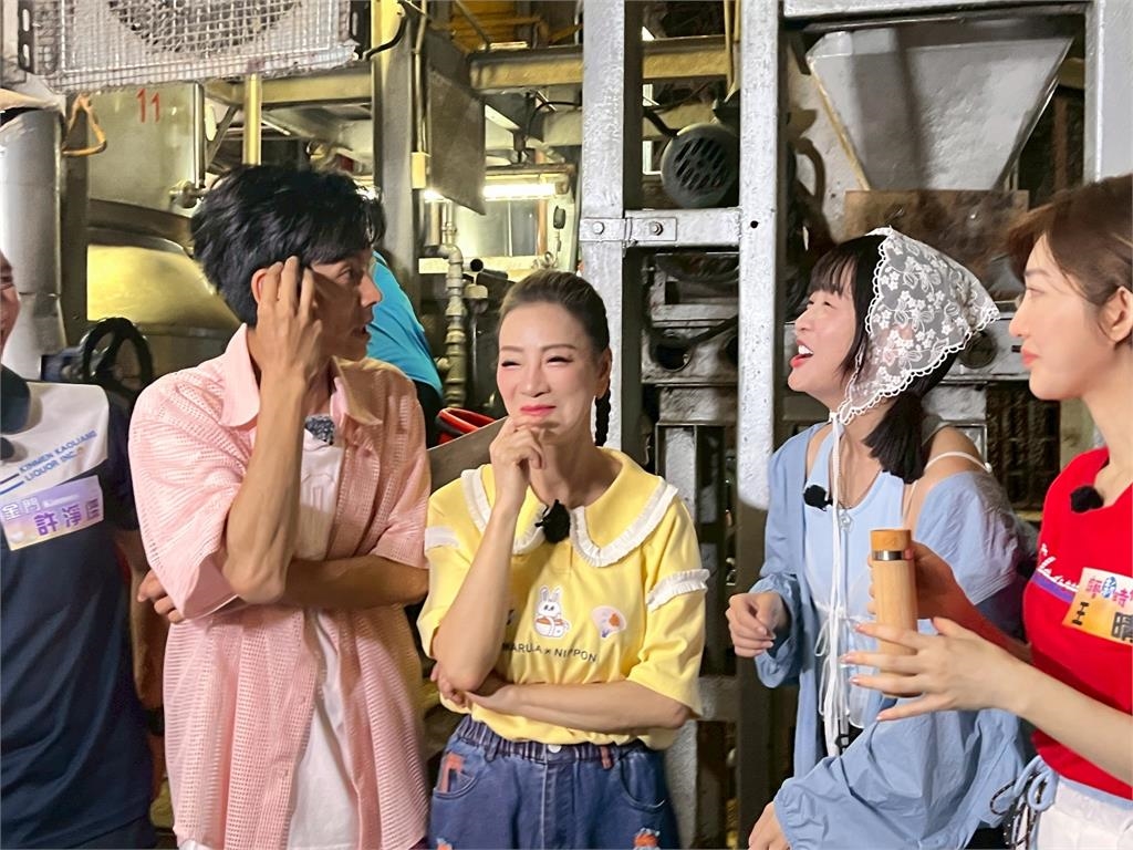 《綜藝新時代》籃籃品嘗二鍋頭讚嘆像是被親嘴唇的觸感！阿翔直球發問「對象是誰」