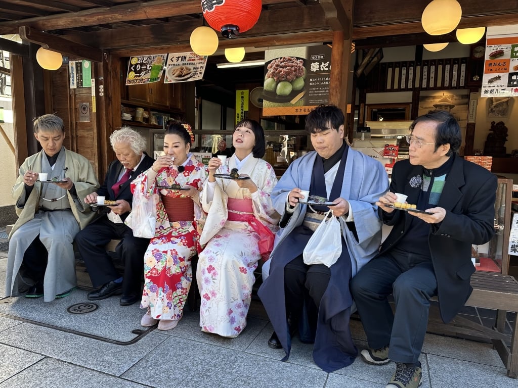 楊繡惠飛日本求運!突蹲地撫摸陌生男示愛 怪異行徑全被拍