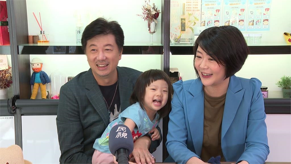 年齡相近!演員吳皓昇女兒不到三歲 議員洪健益三代同堂慶父親節