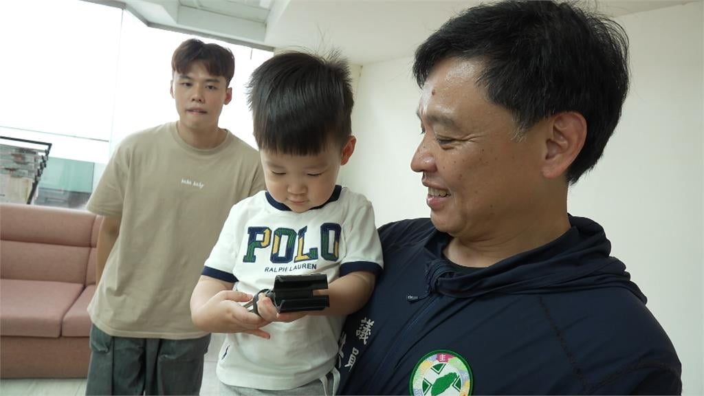 年齡相近!演員吳皓昇女兒不到三歲 議員洪健益三代同堂慶父親節