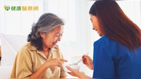 長輩吞嚥困難適合吃什麼?把食物切碎是解方?營養師來解析!