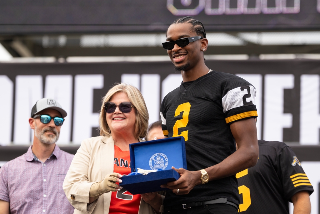 NBA(影)/加拿大之光! SGA率雷霆奪下總冠軍獲頒家鄉城市市鑰