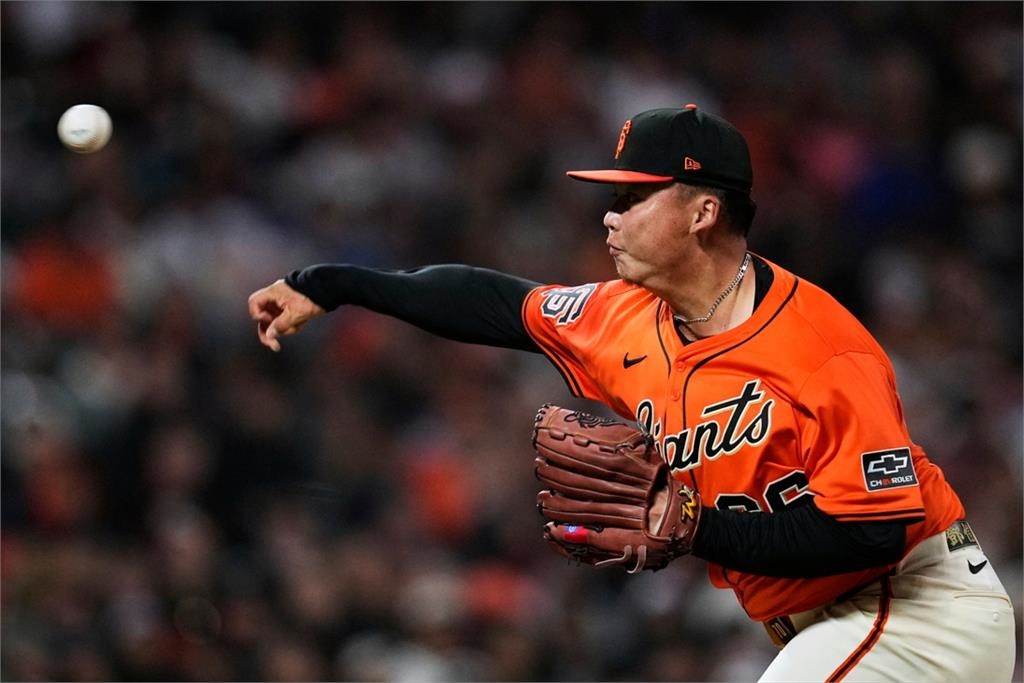 MLB／鄧愷威父親節奪首勝：最感謝他！「手套、腰帶繡國旗」見台灣影子