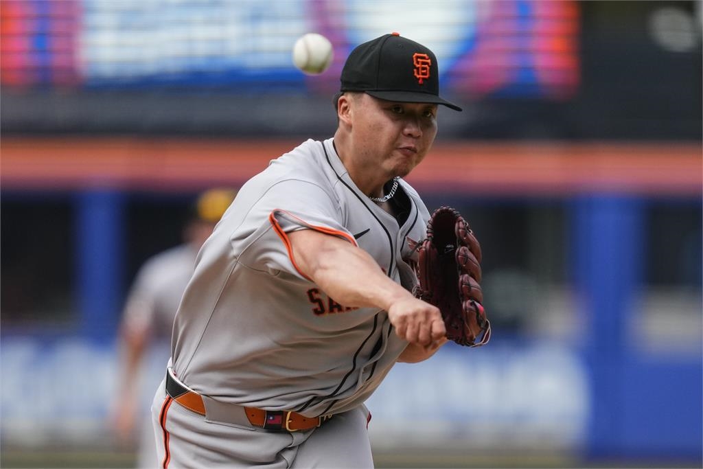 MLB／鄧愷威父親節奪首勝：最感謝他！「手套、腰帶繡國旗」見台灣影子