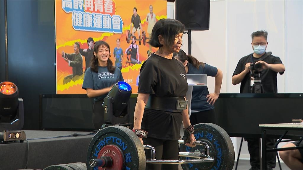 重返青春健康！　92歲嬤輕鬆舉起30kg六角槓
