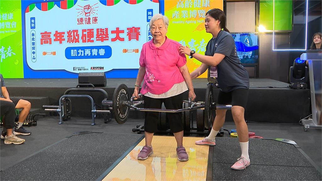 重返青春健康！　92歲嬤輕鬆舉起30kg六角槓