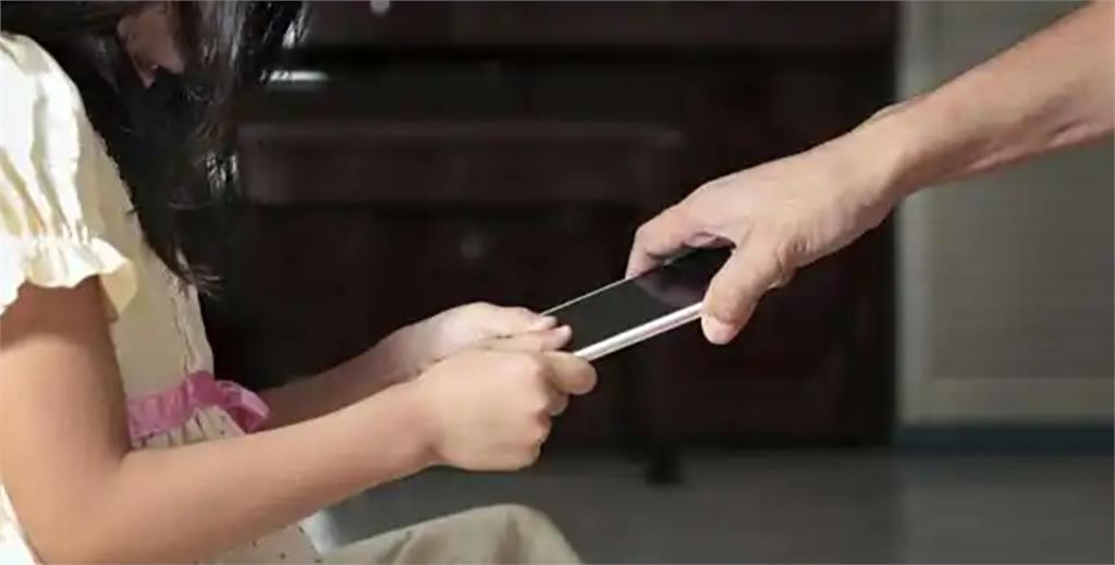 5歲男童狂玩手機⋯家長驚見「黑眼珠消失」！醫示警1事：恢復可能性很低