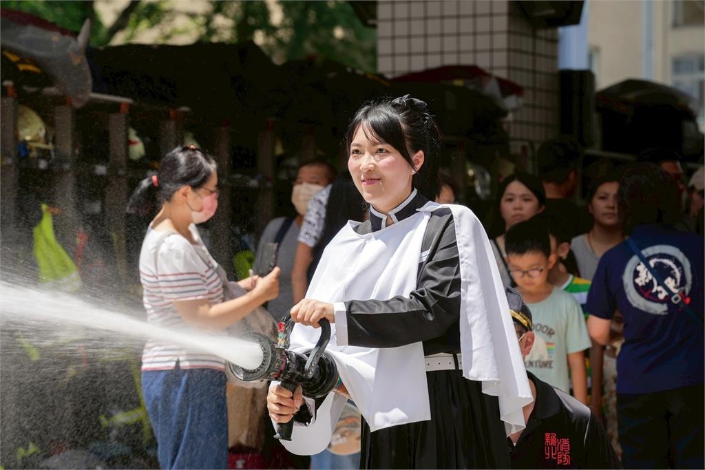 快新聞／山田摩衣Cos「香奈乎」現身板橋　帶領孩子體驗「火滅之刃」消防訓練