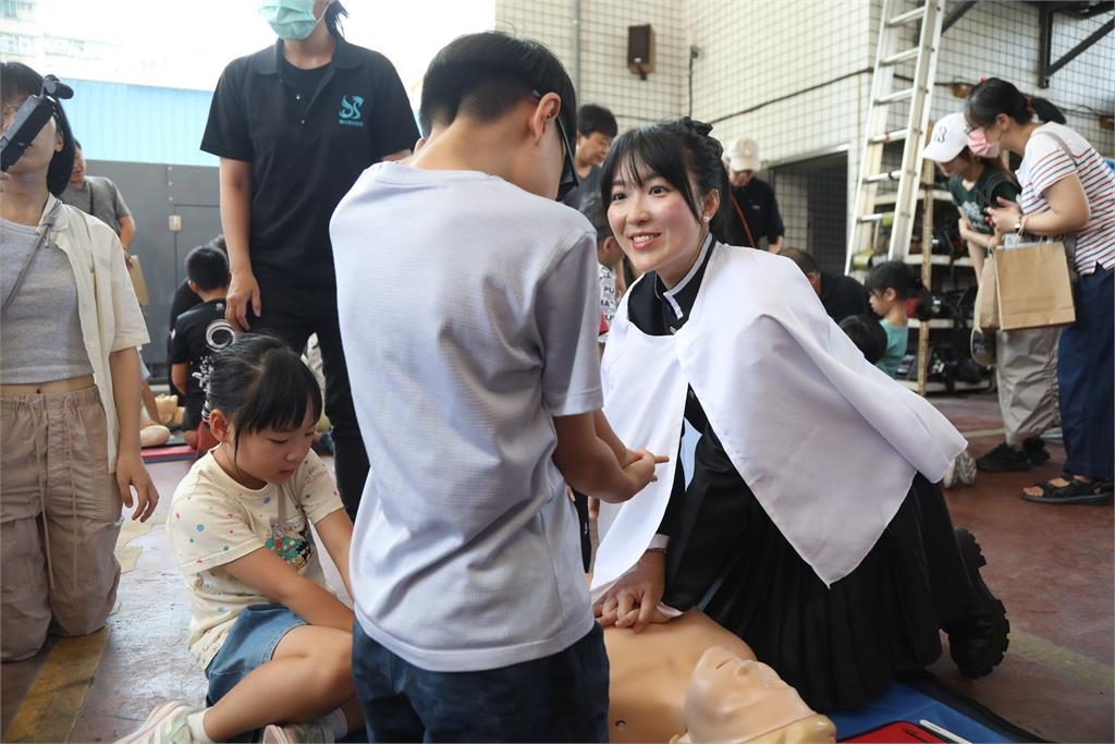 快新聞／山田摩衣Cos「香奈乎」現身板橋　帶領孩子體驗「火滅之刃」消防訓練