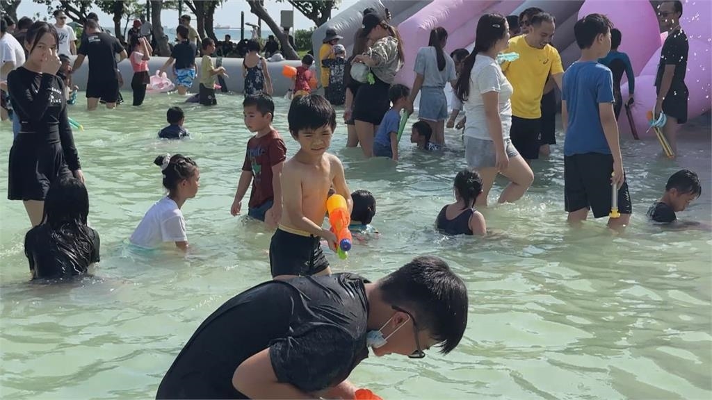 高雄旗津風箏節 130隻造型風箏飄揚天際