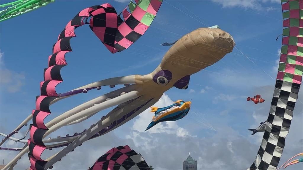 高雄旗津風箏節 130隻造型風箏飄揚天際