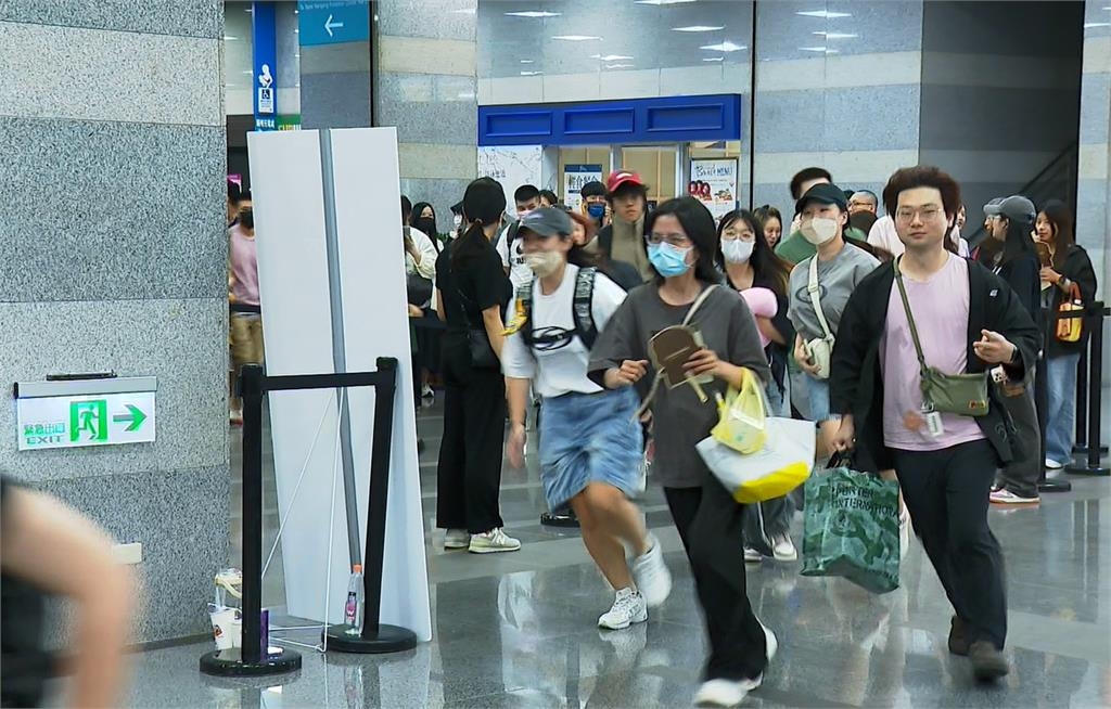 荷包失守！　文博會首假日擠爆　民眾推行李箱搶購