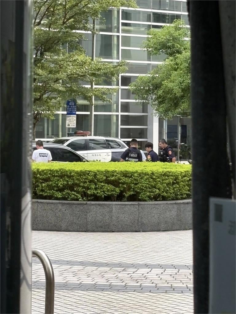 正妹主播下班「剛出電視台」秒遭怪男襲擊！她當場尖叫：我沒政治立場