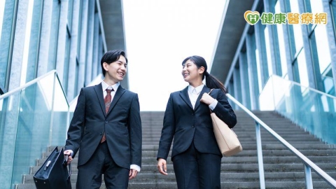 職場新鮮人容易讓眼睛也「過勞」　眼科醫：再忙也要每半小時短暫休息