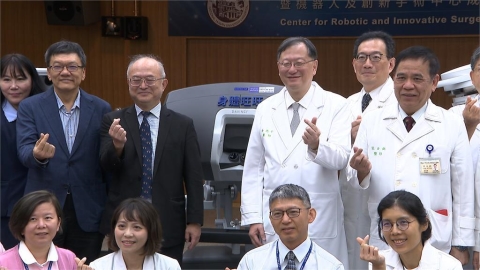 台大醫院新任院長余忠仁出席"單孔機器人手術系統"捐贈儀式