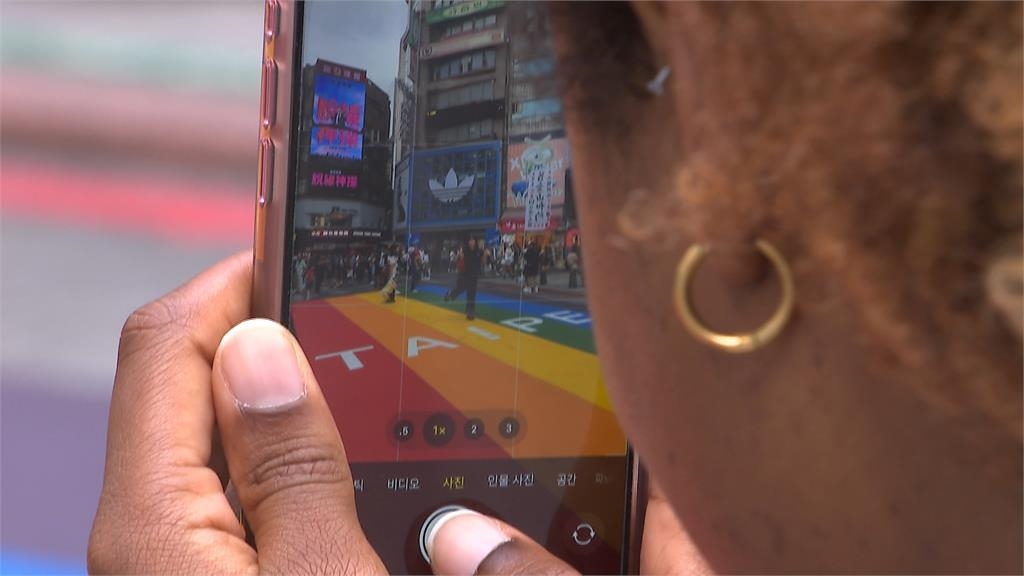 西門町「彩虹地景」復活了！　路口大改版遊客瘋朝聖