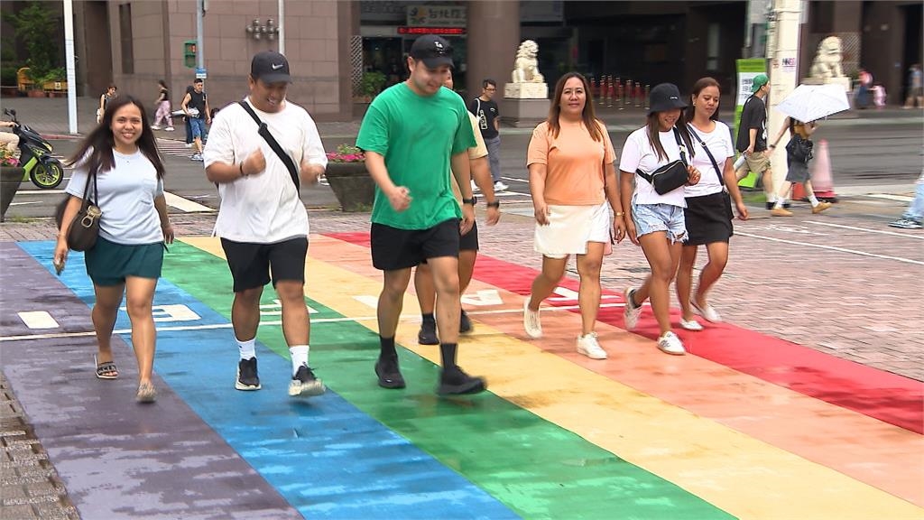 西門町「彩虹地景」復活了！　路口大改版遊客瘋朝聖