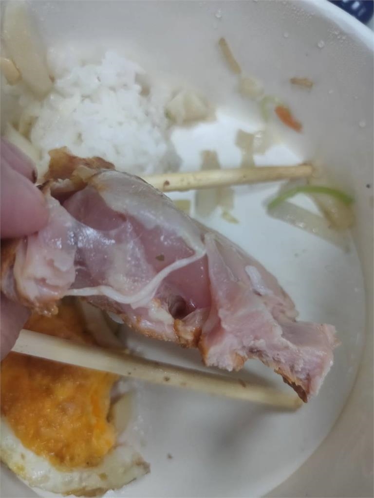 雞腿便當驚見淡粉色「生肉」　口感詭異扒皮曝「驚悚畫面」她秒送急診