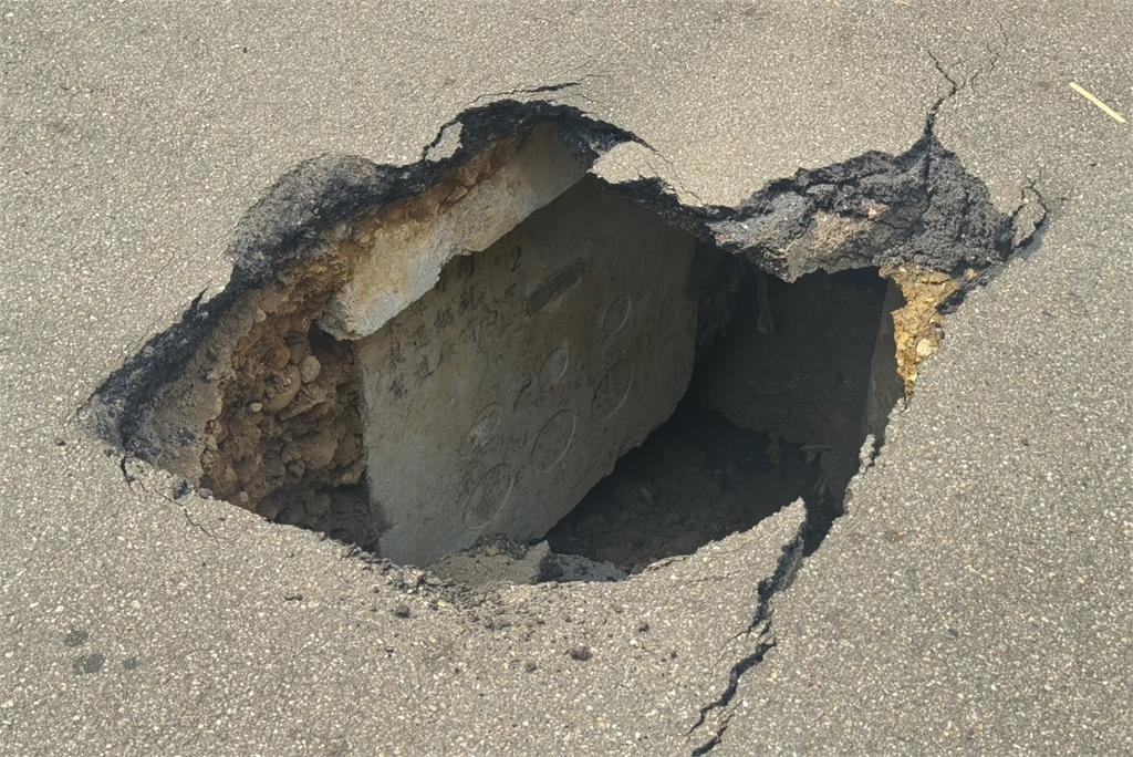 快新聞／新北新莊化成路驚現「天坑」！　疑污水管破裂沖刷地基