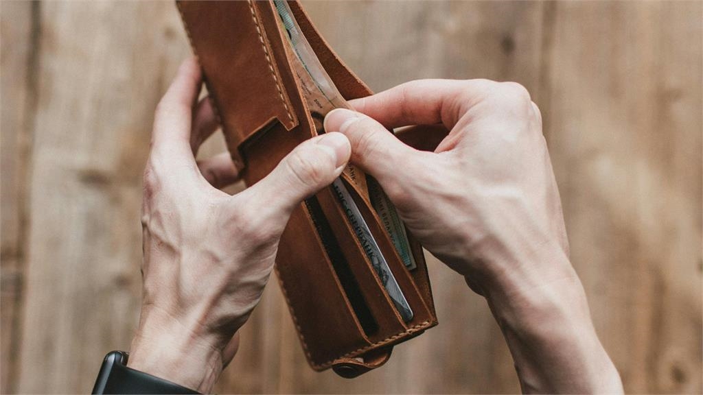 尪月收入9萬拒上繳!丈夫遭疑「養小三」網一看怒了:太貪心