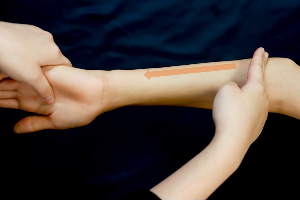 冷氣吹出「陰暑」？中醫推「小兒推拿」3手法，輕推手腕、手掌助退熱