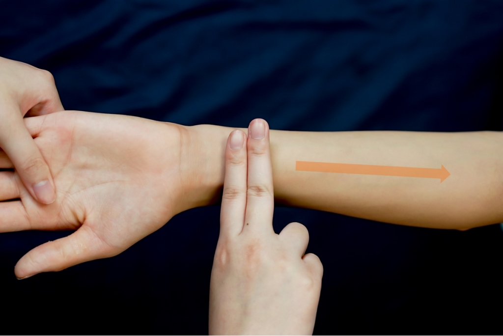 冷氣吹出「陰暑」？中醫推「小兒推拿」3手法，輕推手腕、手掌助退熱