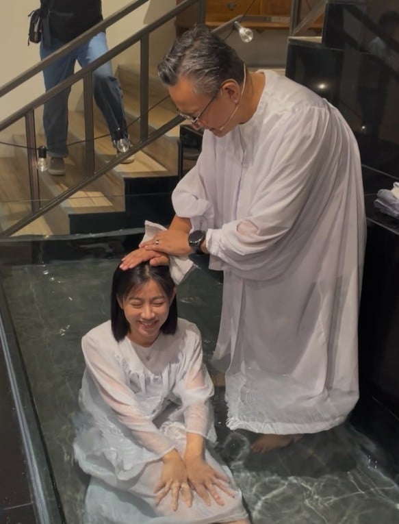 《好運來》米可白「為愛受洗」成基督徒!甜蜜同框男友 孫綻感動喊:耶穌愛你我也愛你