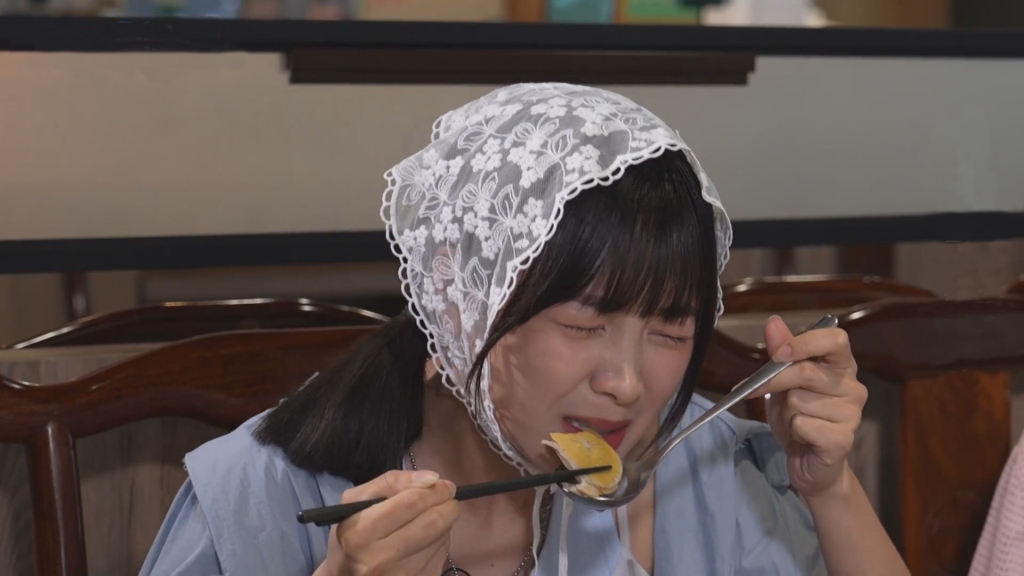 籃籃嗑牛鞭一口塞進嘴！初嚐「牛蛋蛋」滋味 本人傻笑喊：有點陽剛