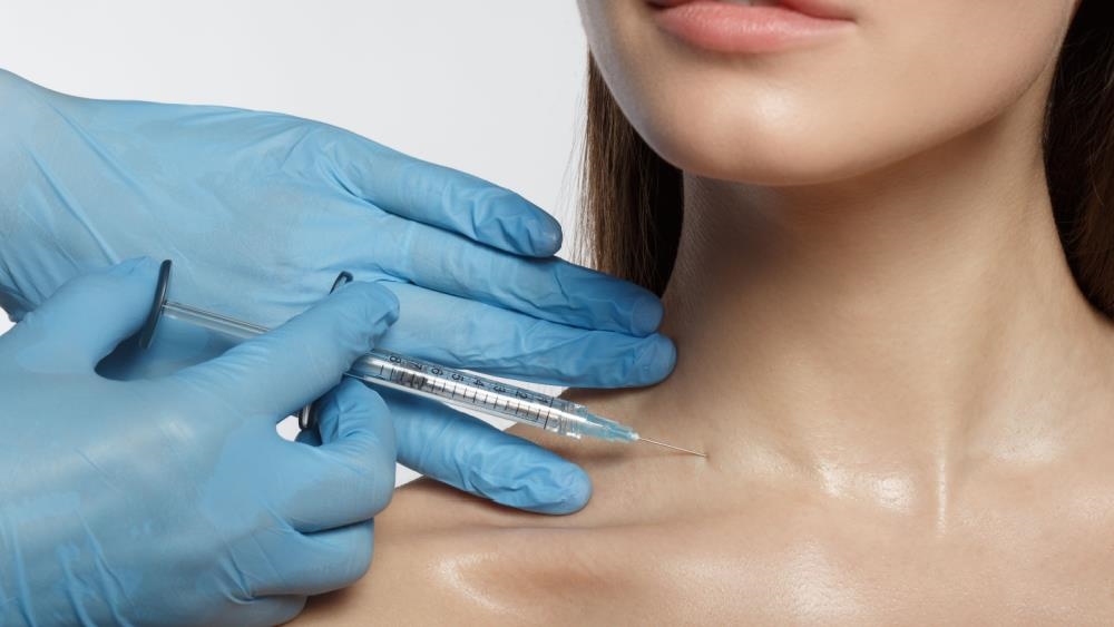 頸紋很深怎麼辦？逆時針「液態電波」掀起脖紋治療新趨勢！